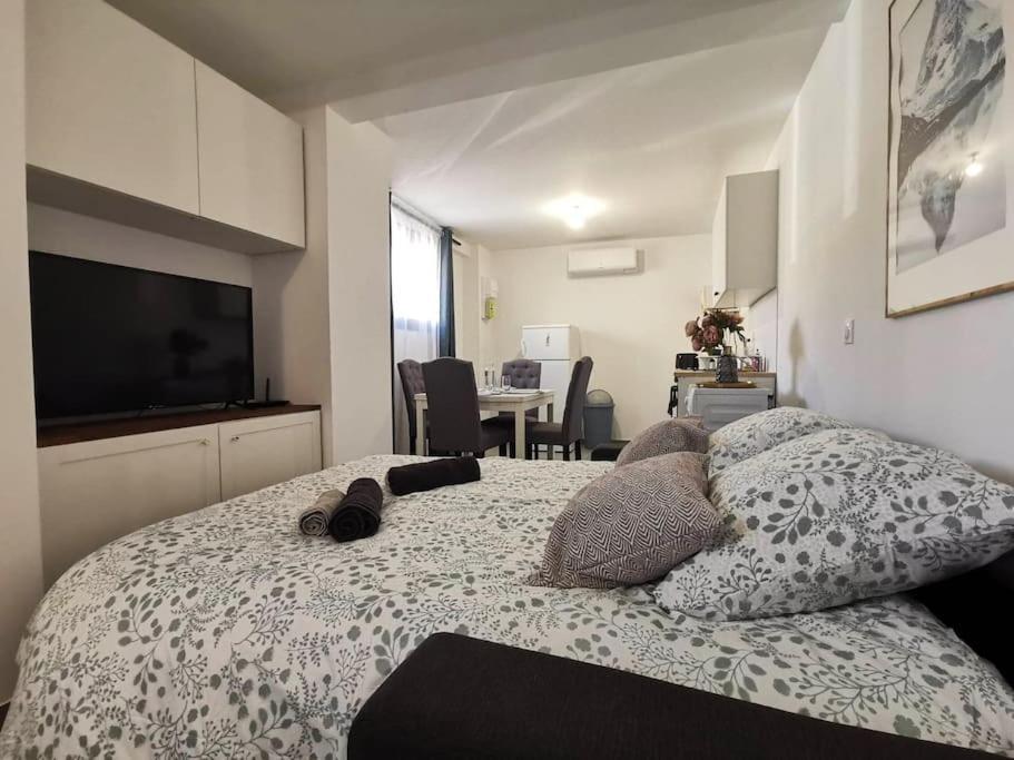 L'Elegant Duplex - Clim I Wifi I Proche Du Centre-Ville Miramas Exterior photo